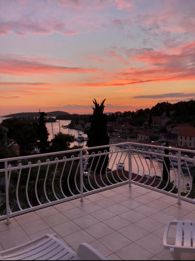 Apartment In Maslinica 70M From The Sea Extérieur photo