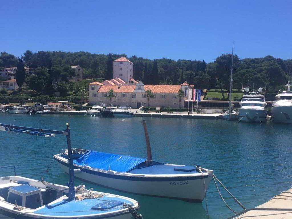 Apartment In Maslinica 70M From The Sea Extérieur photo