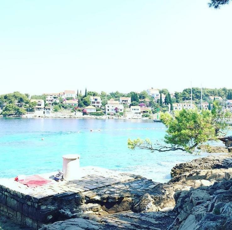 Apartment In Maslinica 70M From The Sea Extérieur photo